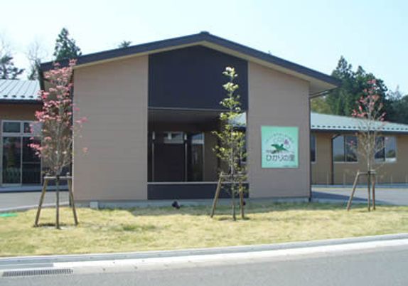 緑多い建物の外観