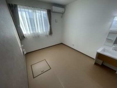明るい個室の居室