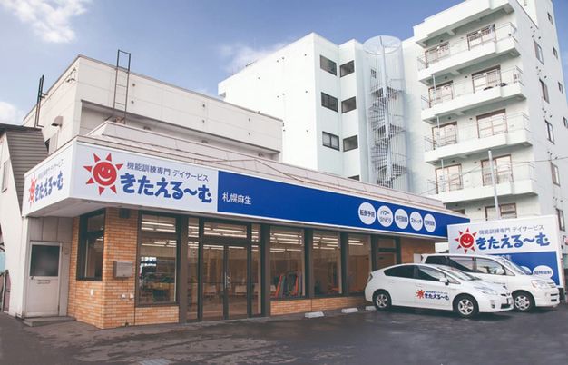 広い駐車場のある外観