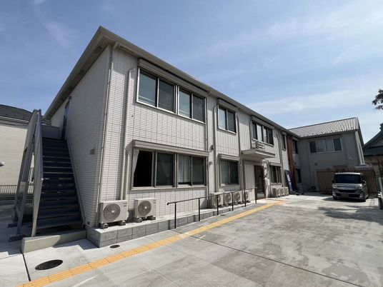 明るい施設の外観