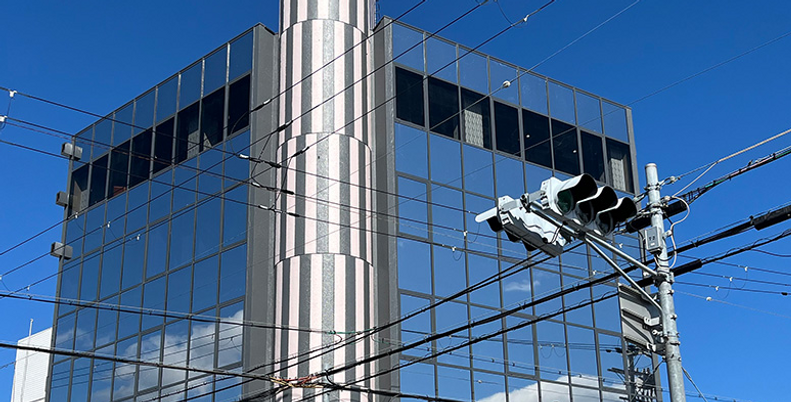 青い空と建物の外観