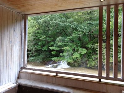 木々に囲まれた明るい中庭