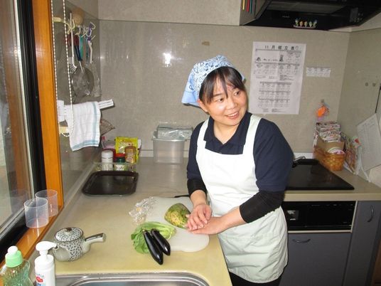 笑顔で調理するスタッフ