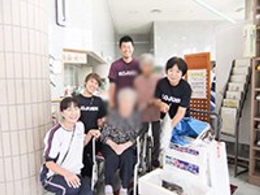 笑顔のスタッフと利用者のロビー  