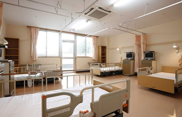 明るい4床の居室