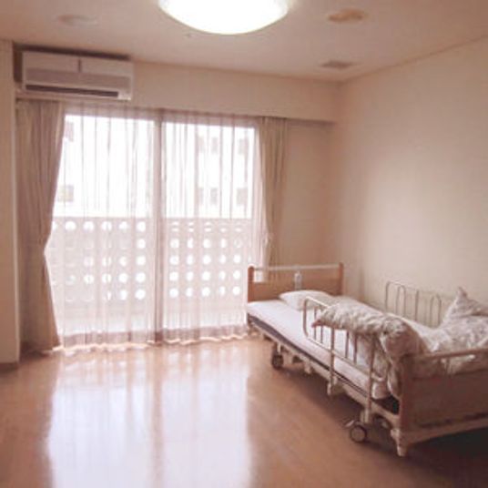 明るい個室の居室