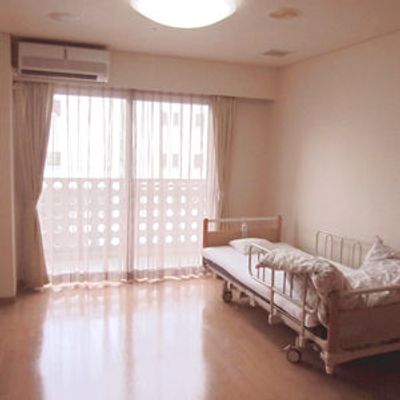 明るい個室の居室