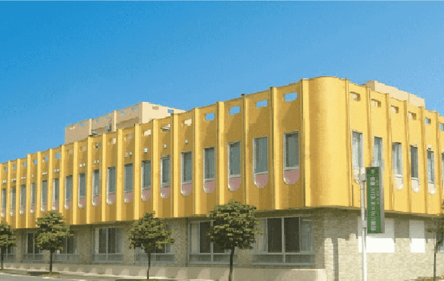 黄色い建物の外観