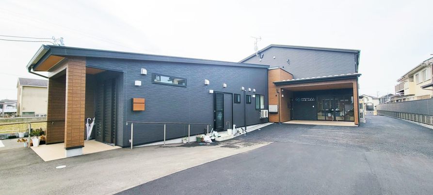 落ち着いた建物外観