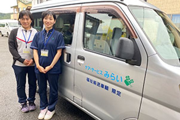笑顔のスタッフと車