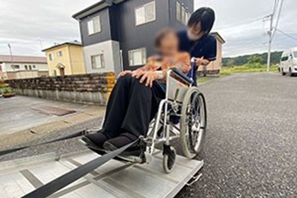 人と住宅の外