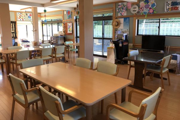 日差しが入るダイニングルーム