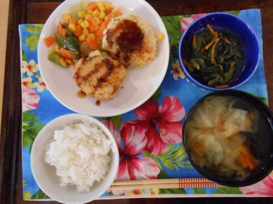彩り豊かな食事プレート