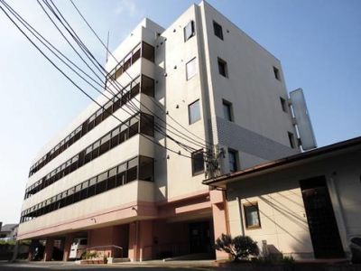 白い建物の外観