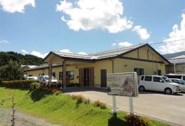 爽やかな日差しが降り注ぐ建物外観