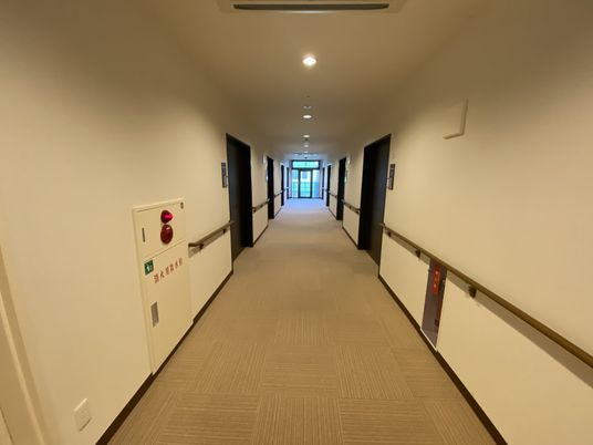 職員用通路の明るい雰囲気