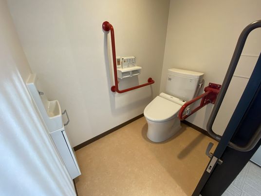 手すり付きトイレの一室