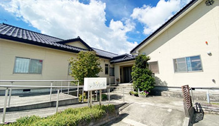 明るい建物の外観