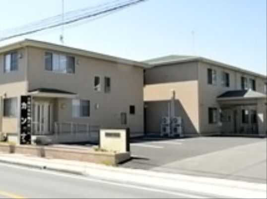 明るい外観の建物