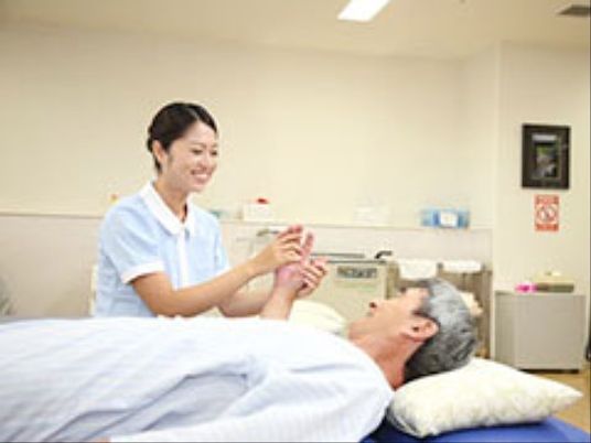介護者と利用者の手をつなぐ