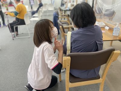 対話するスタッフの様子