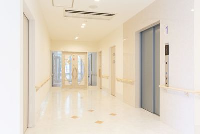 光が差し込む廊下