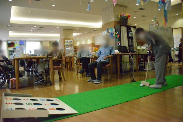 楽しいゲームを楽しむ室内