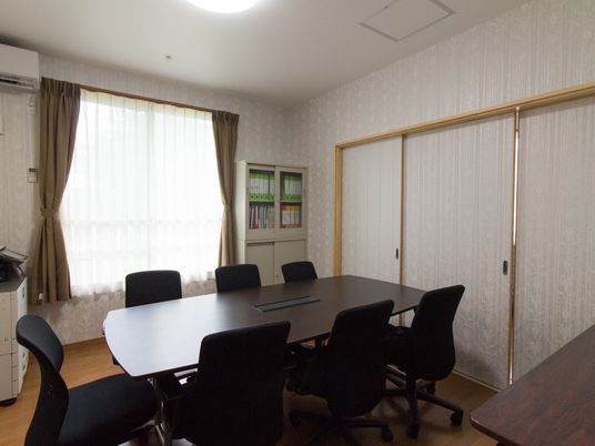 会議室の明るい居室