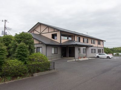 落ち着いた色合いの外観