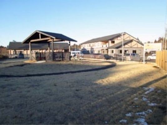 庭を持つ施設外観