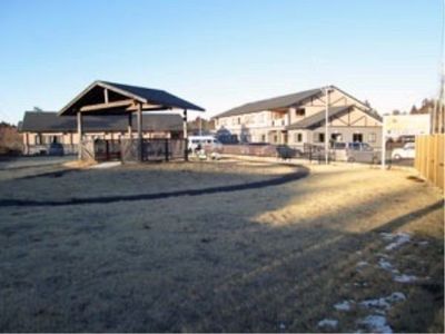 庭を持つ施設外観
