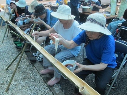 外で楽しむ入居者たち