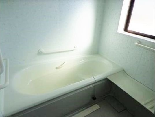 明るい浴室の一角