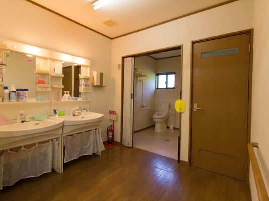洗面所とトイレの室内