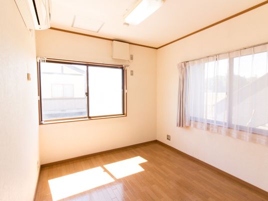 明るく広々とした居室