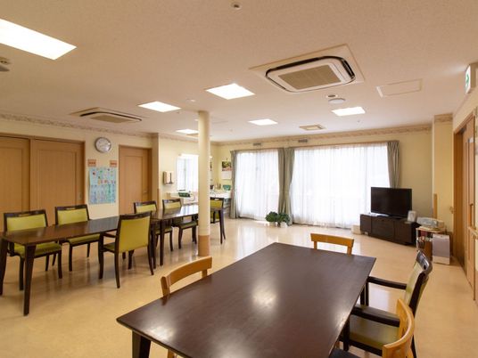 広々とした共用ダイニング