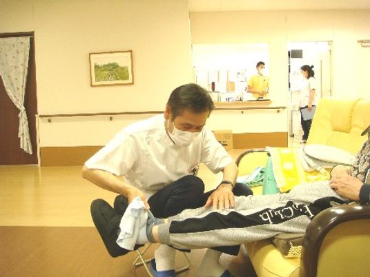 介護スタッフと利用者の様子