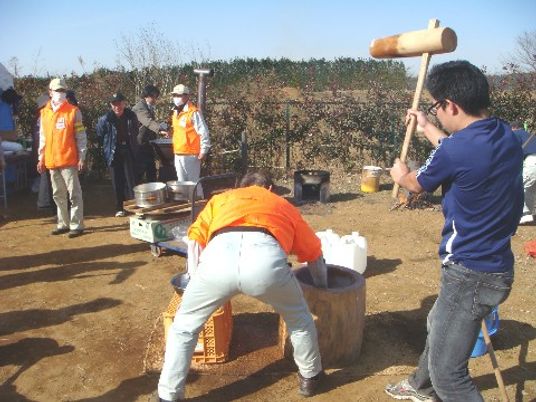 餅つきをする人々