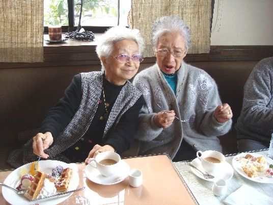 お茶を楽しむお二人
