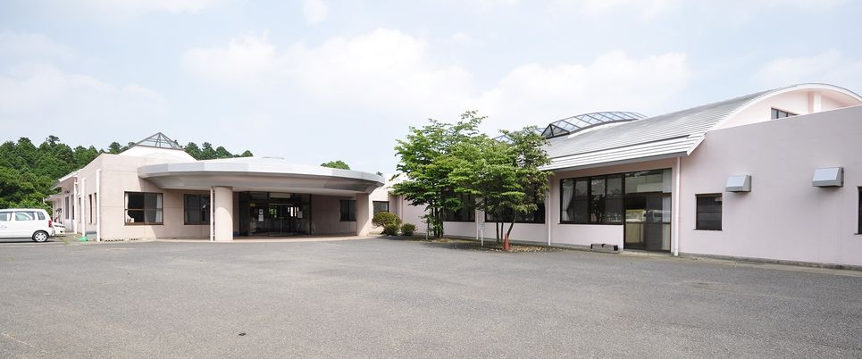 広々とした施設の外観