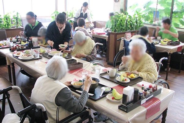 食事を楽しむダイニング