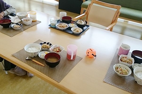 温かい食事が並ぶテーブル