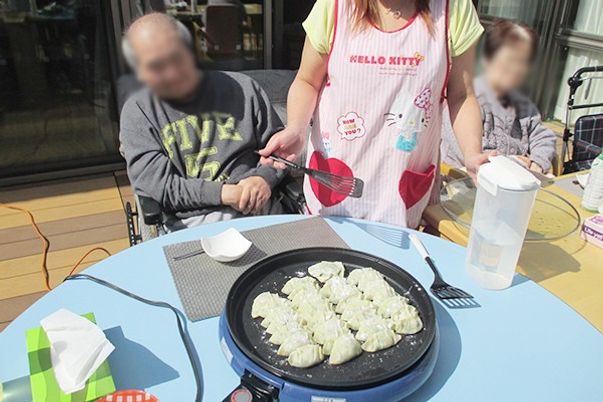 餃子を楽しむテラス