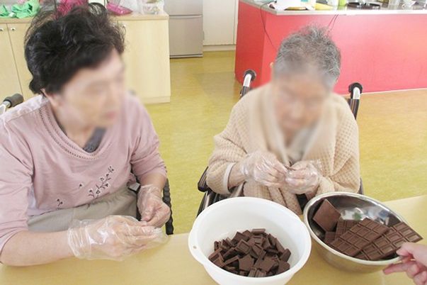 調理を楽しむ人々