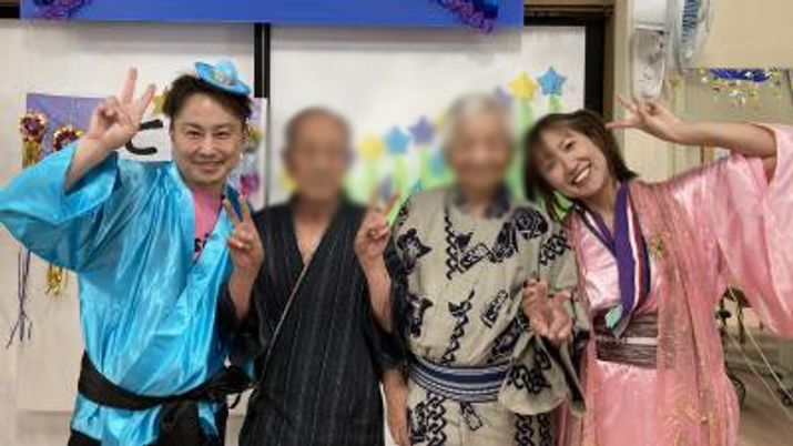 笑顔の人々と飾り付けの部屋
