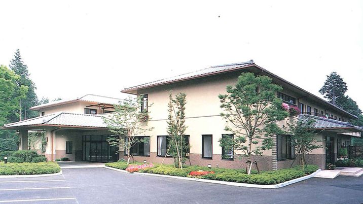 緑に囲まれた建物外観