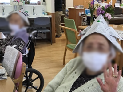 車椅子利用者が座る室内