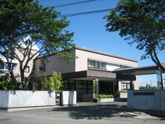 晴天下のエントランス風景