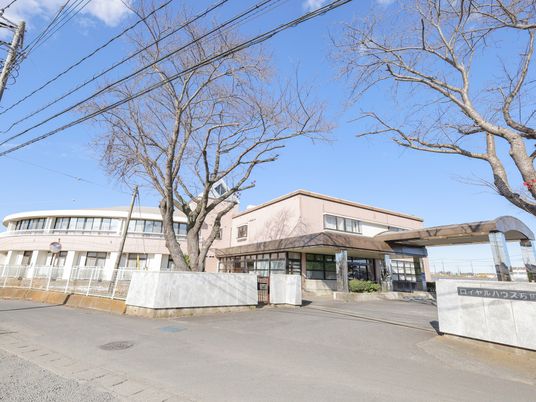 広々とした建物外観