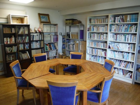図書コーナーの落ち着いた空間
